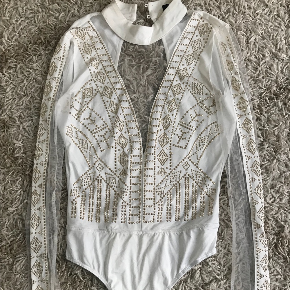 White long sleeve leo